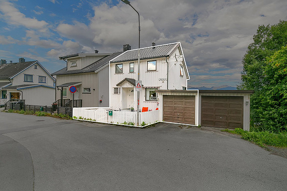 Halvpart av en tomannsbolig med en garasje beliggende i Taraldsvik
