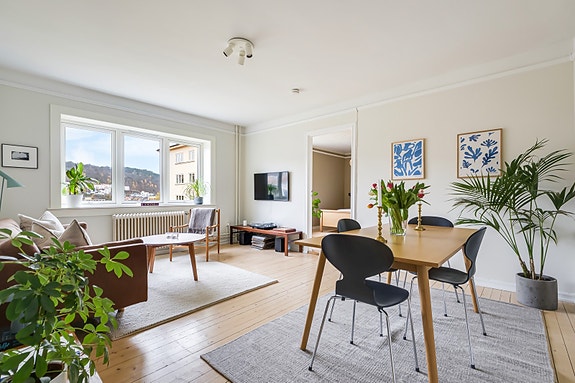 Velkommen til Enebakkveien 25C, presentert av Schala & Partners avd. Bjørvika / Gamle Oslo ved Mats Ergo, tlf. 915 66 081.