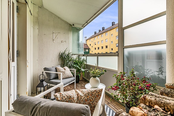 Velkommen til en innbydende og skjønn 3-roms andelsleilighet midt på sentrale Lund - leiligheten i St. Olavs vei 17 B er presentert av Ina Andersen for Sørmegleren.