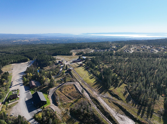 Hyttefeltet ligger inntil Gåsbu skistadion hvor Ski NM 2025 arrangeres