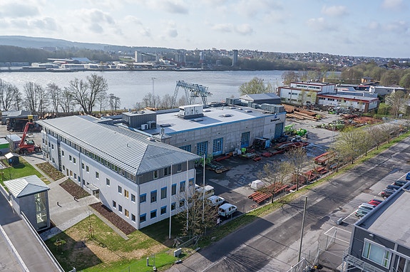 Vallehellene 3-5 og 7-9. Eiendommen er etablert sentralt på Valle Industriområde, som er mellom Sarpsborg og Fredrikstad.