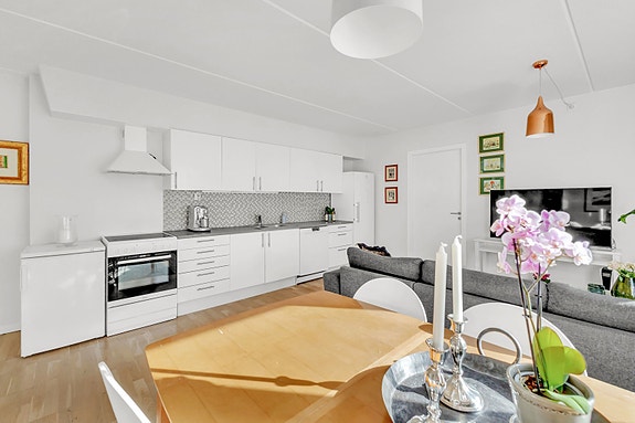 Maksymilian Kita v/ PrivatMegleren har gleden av å presenter denne pene og lyse hjørneleiligheten med super beliggenhet!