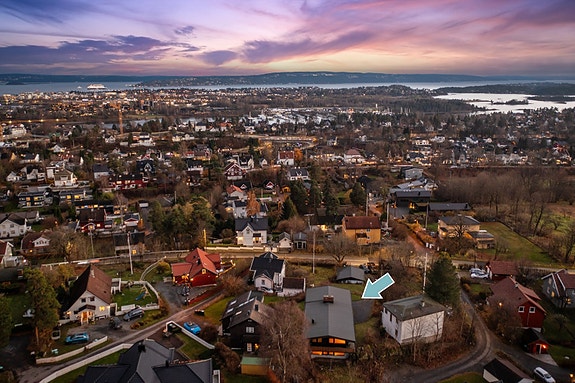 DNB Eiendom ved Ann-Kristin Salvesen har gleden av å presentere Gamle Drammensvei 69! Eiendommen ligger på et lite høydedrag med flott utsikt mot området og Oslofjorden.