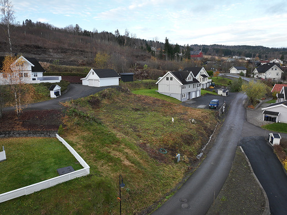 Dronebilde av tomten - skrånende tomt