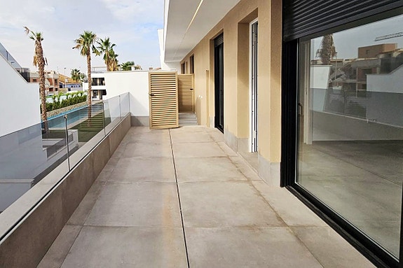 Terrasse og inngangsparti