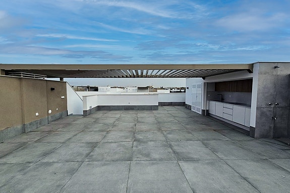 Stor takterrasse med utekjøkken og utedusj