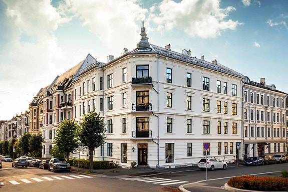 Velkommen til Niels Juels gate 50A - En unik og klassisk 5-roms leilighet, totaloppusset i 2023 med høy standard og vakre detaljer.