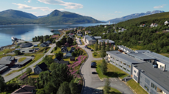 Sykehjemmet til høyre med utsikt over Hansnes.