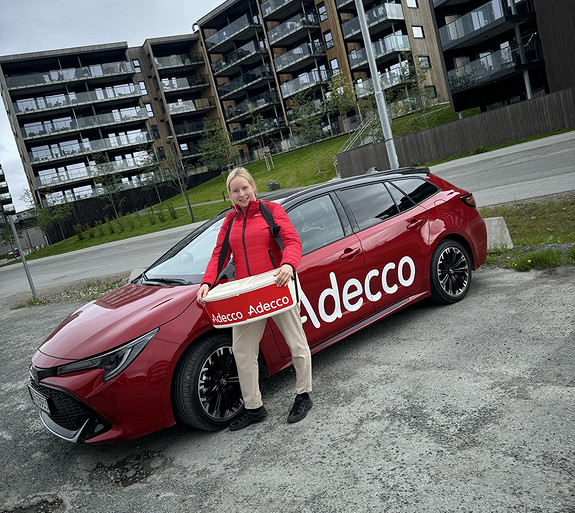 Vår kollega sammen med Adeccobilen