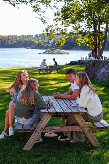 Strand ligger idyllisk til ved sjøen