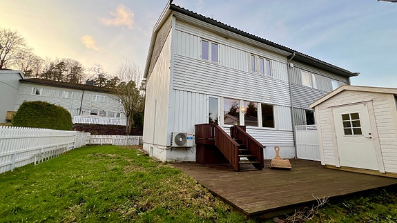 Romslig uteområde for lek og grilling med familie og venner.