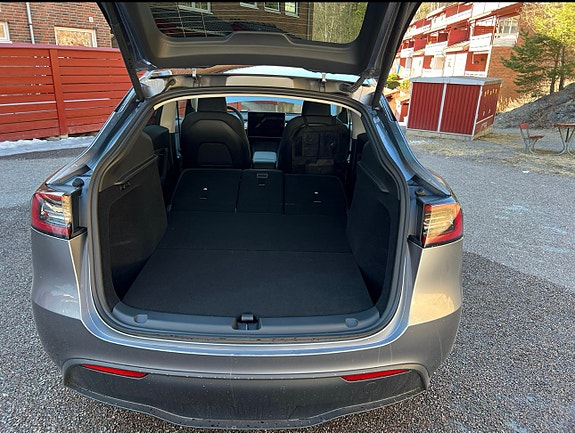 Tesla Model Y 16 of 18