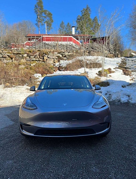 Tesla Model Y 4 of 18