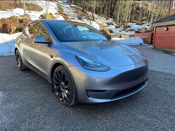 Tesla Model Y 2 of 18