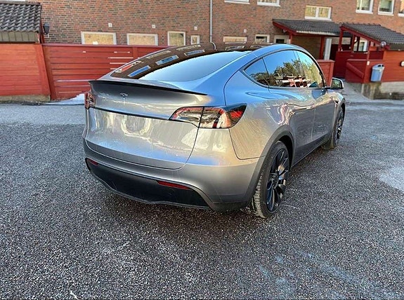 Tesla Model Y 8 of 18