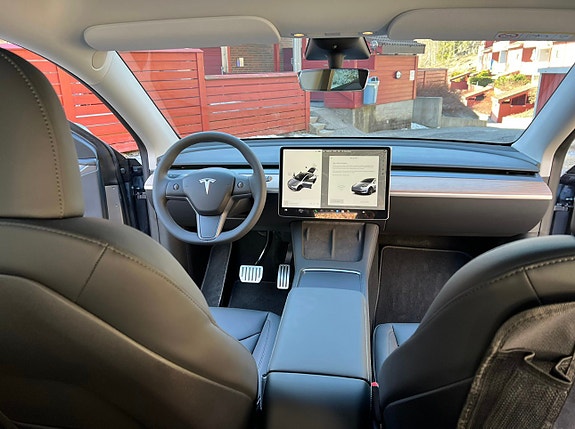 Tesla Model Y 14 of 18