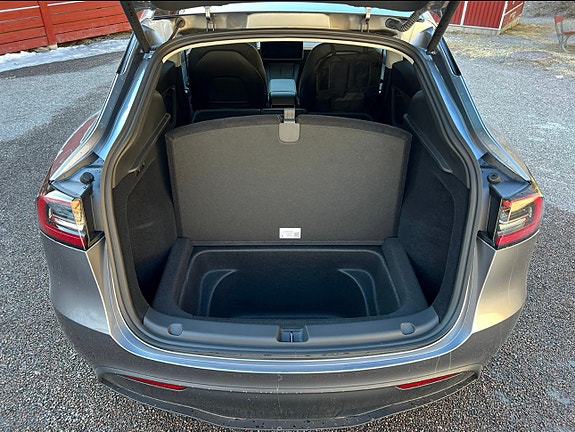 Tesla Model Y 17 of 18