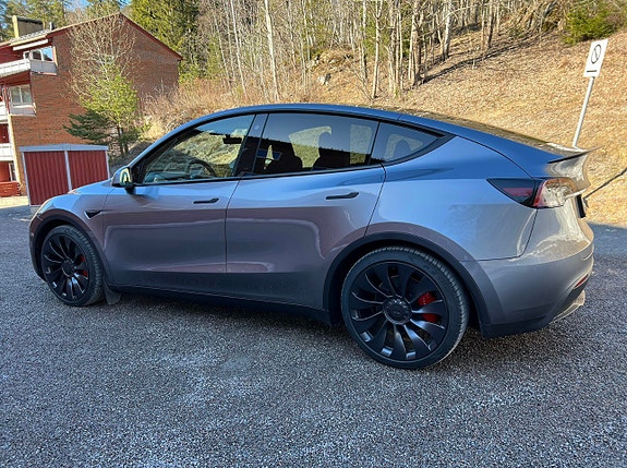 Tesla Model Y 6 of 18