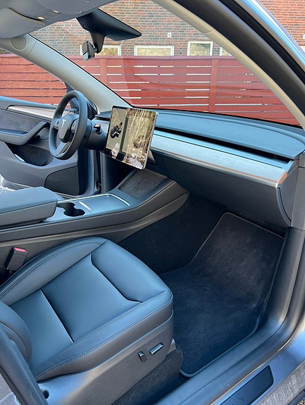 Tesla Model Y 13 of 18