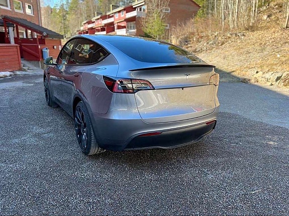 Tesla Model Y 7 of 18