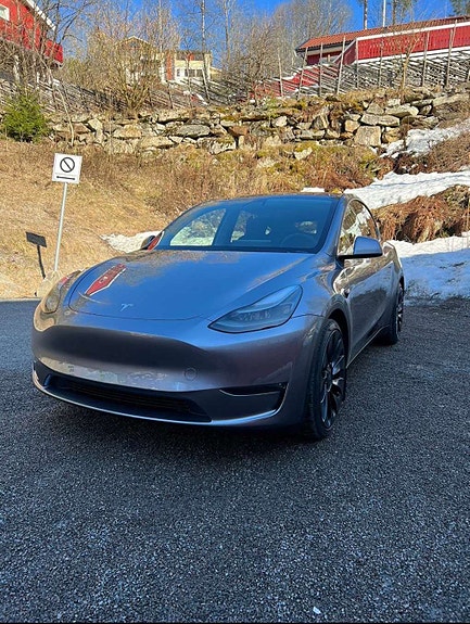 Tesla Model Y 3 of 18