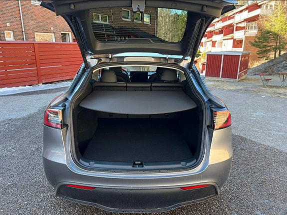 Tesla Model Y 15 of 18