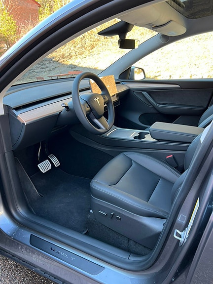 Tesla Model Y 12 of 18