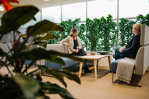 Vi holder til i trivelige lokaler sentralt på Skøyen med et godt kollektivtilbud. Vi har innendørs parkering med mulighet for lading, innendørs sykkelparkering og treningsrom.