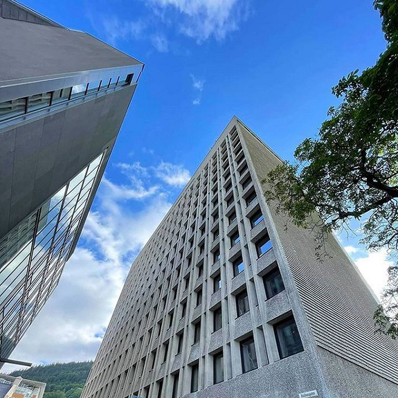 Fasaderehabilitering, Betongrehabilitering, mineralittpuss. Stoltz Rehab AS sto for fasaderehabiliteringen av Rådhuset i Bergen.