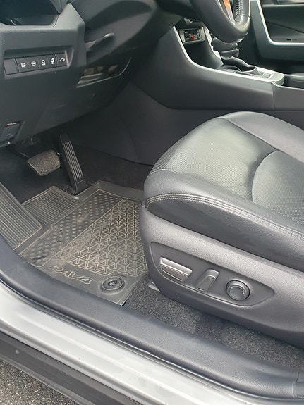 Toyota RAV4 12 of 18