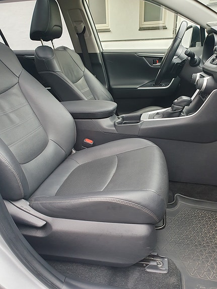 Toyota RAV4 10 of 18