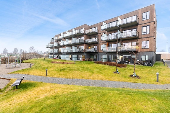 3r selveier i moderne bygg oppført 2021. Garasje, balkong og heis. Ledig omgående.