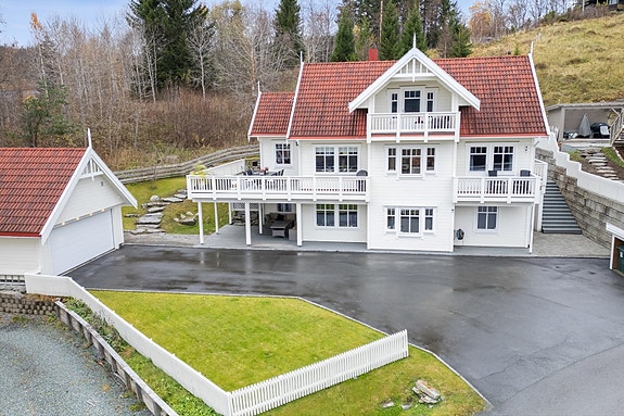 Velkommen til Paul Røstads veg 46 - En gjennomført enebolig med høy standard, nydelig utsikt og fin beliggenhet