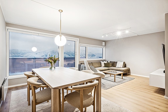 Velkommen til Varden 15- en flott og moderne 4-roms rekkehusleilighet med fantastisk utsikt og fast parkering. Gangavstand til UNN/ UiT