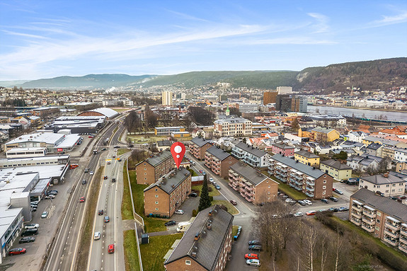 Det er umiddelbar nærhet til nærsenter, dagligvare, buss, barnehage, barneskole og idrettsanlegg