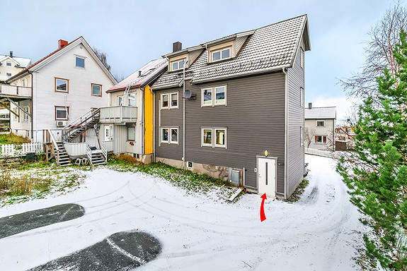 Parkering på tomt. Gangavstand til sentrumsfasiliteter. Høres dette spennende ut?
