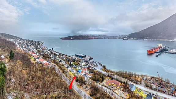 Frittliggende enebolig beliggende i veletablert, barnevennlig boligstrøk sentralt på Ankenes. Barnehage rett over gata, og ca. 10 min. gange til idrettshall og barneskole.