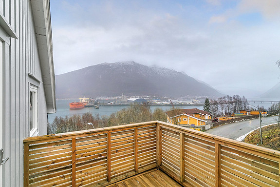 Fra altan er det god utsikt mot Fagernesfjellet og Beisfjorden.