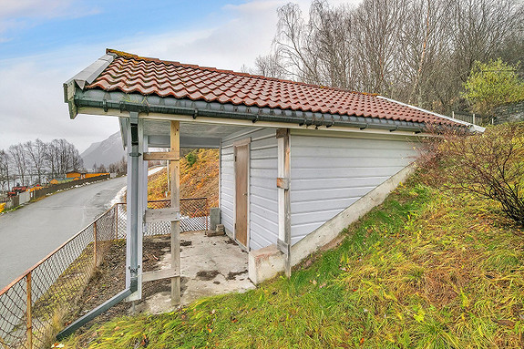Uthus oppå garasjen.
