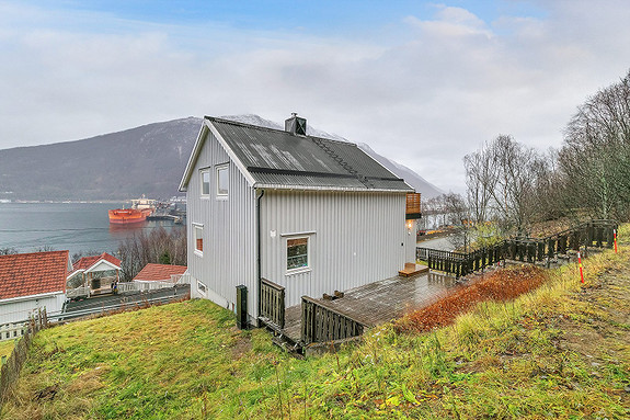 Terrasse ved inngangsparti med god plass til utemøbler.