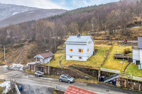 Parkering på eiendommen på øvre side av boligen, eller i gateplan i Bergveien