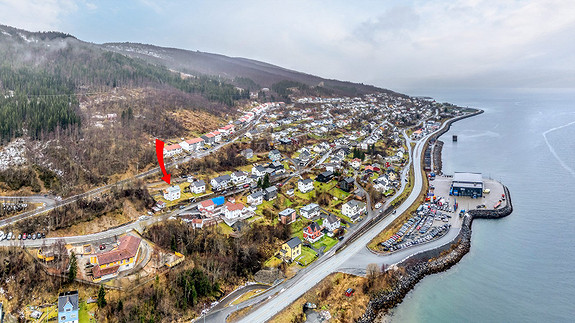 Beliggende i Bergveien med kort vei til sentrum av Ankenes