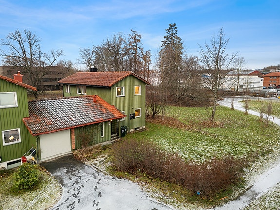Velkommen til Dalen Hageby 20 - innholdsrik kjedet enebolig med kanskje feltets beste beliggenhet, innerst på husrekka mot stort grøntareal.