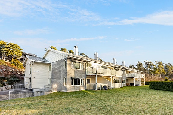 Velkommen til Berglyveien 9 som er pen og romslig leilighet med 3 soverom og parkering i kjeller.