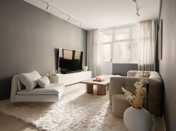 Flytt rett inn i et lekkert, påkostet og moderne hjem der estetikk og funksjonalitet går hånd i hånd.