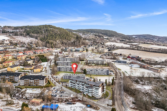 Fra leiligheten er det kort avstand til det meste du måtte trenge i hverdagen.