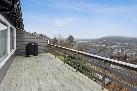 Velkommen til Kvernhusheia 34C! Et flott rekkehus med solrike uteområder og nydelig utsikt!