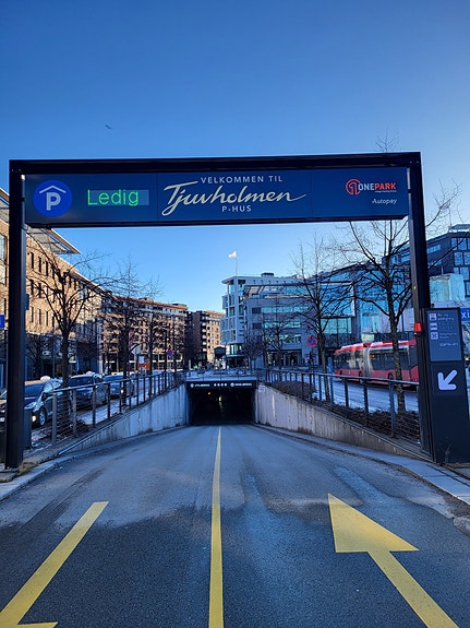 Innkjøring ved bussholdeplass - taxiholdeplass Tjuvholmen