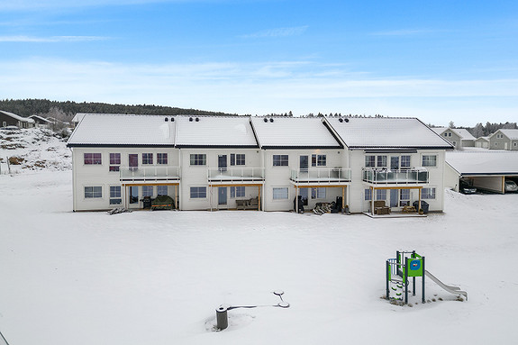 Foto av leilighetsbygg. Aktuell leilighet 2G i 2. etasje, nummer 2 fra høyre.