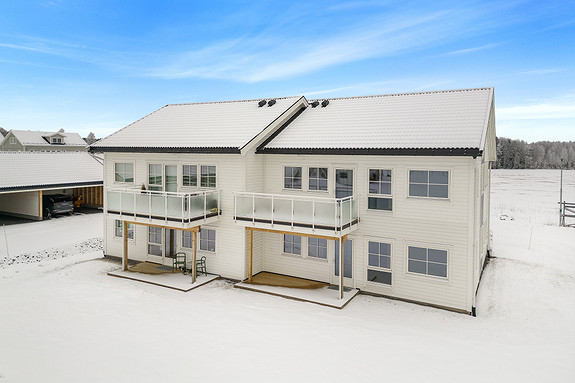 Foto av leilighetsbygg inngangsparti. Aktuell leilighet 3D øverst til høyre